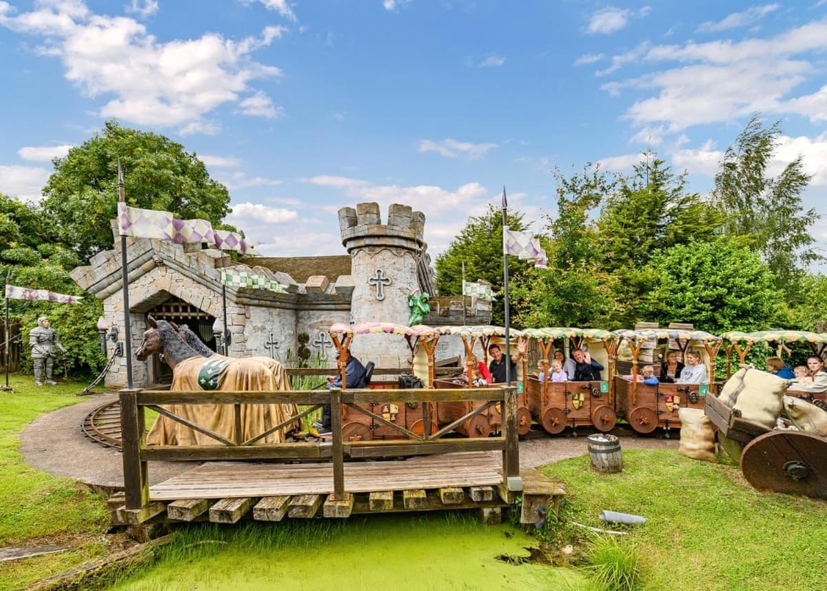 Wild Acre Village At Sundown Adventureland Retford Luaran gambar